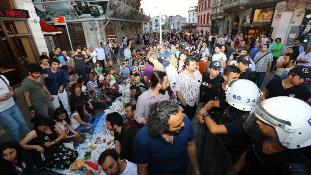 Antikapitalist Müslümanlar ile Polis Arasında Gerginlik