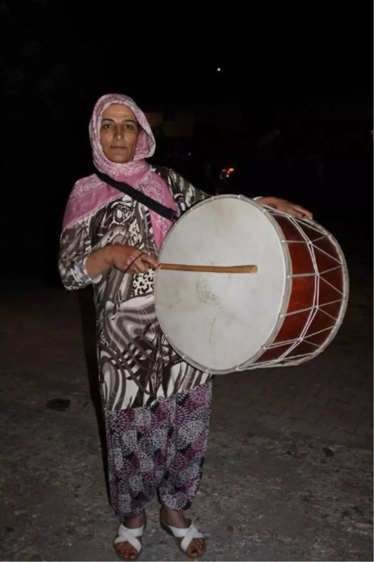 2 Çocuk Annesi, Gönüllü Ramazan Davulcusu Oldu