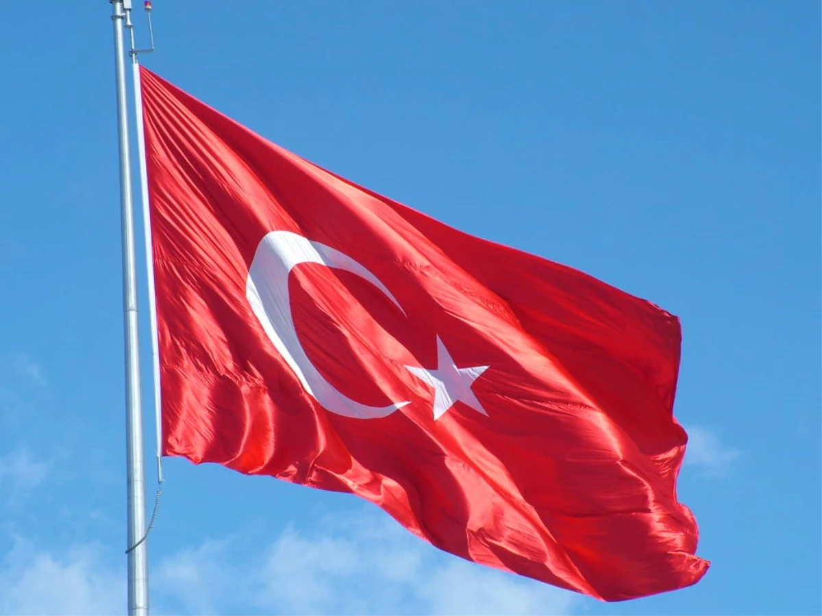 Yeniden//polis Türk Bayrağı\'nı İndiren Şüpheliyi Bacağından Vurdu