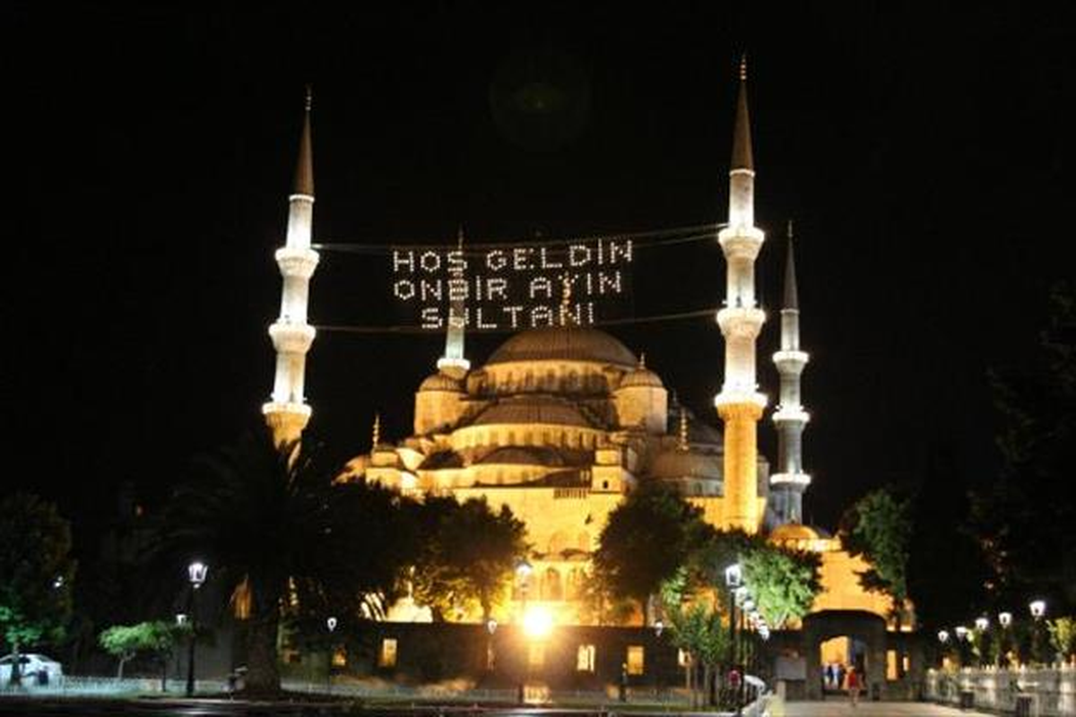 Camiiler Mahyalarla Donatıldı