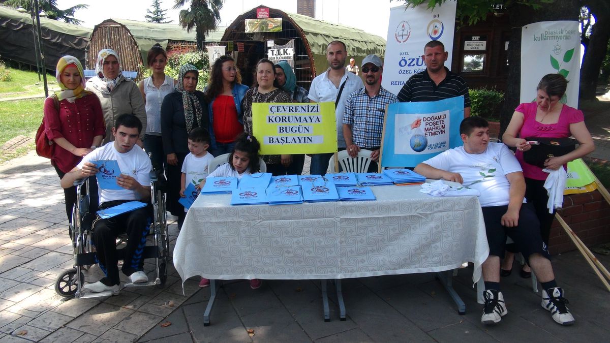 Çevre Kirliliğine Dikkat Çekmek İçin Kağıt Poşet Dağıttılar