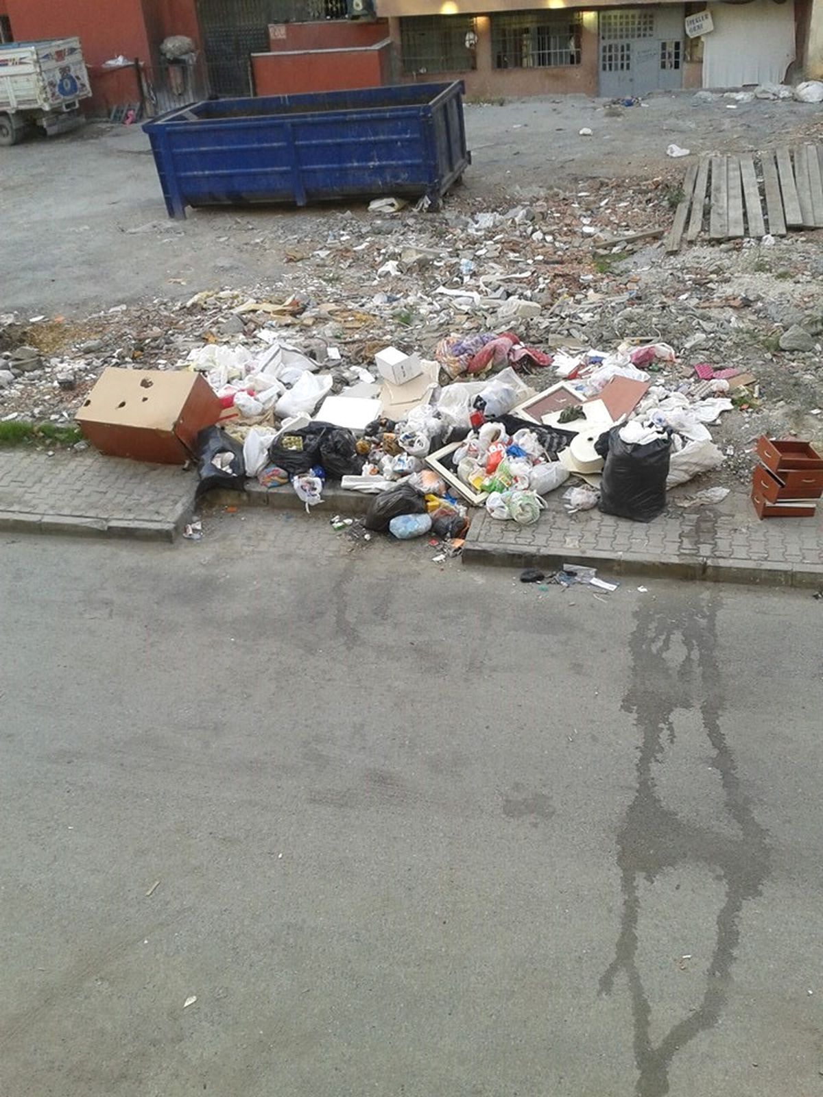 çöpluk ve pislik içindeyiz