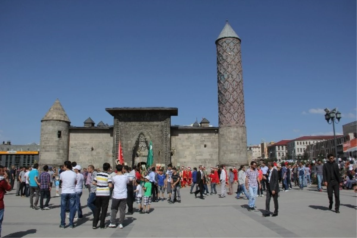 Erzurum\'da Ramazan Etkinlikleri Mehteranlı Yürüyüşle Başladı