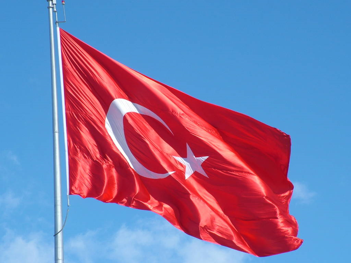 Gaziosmanpaşa\'da Bayrak İndirmeye Çalışan Kişi Bacağından Vuruldu(1)