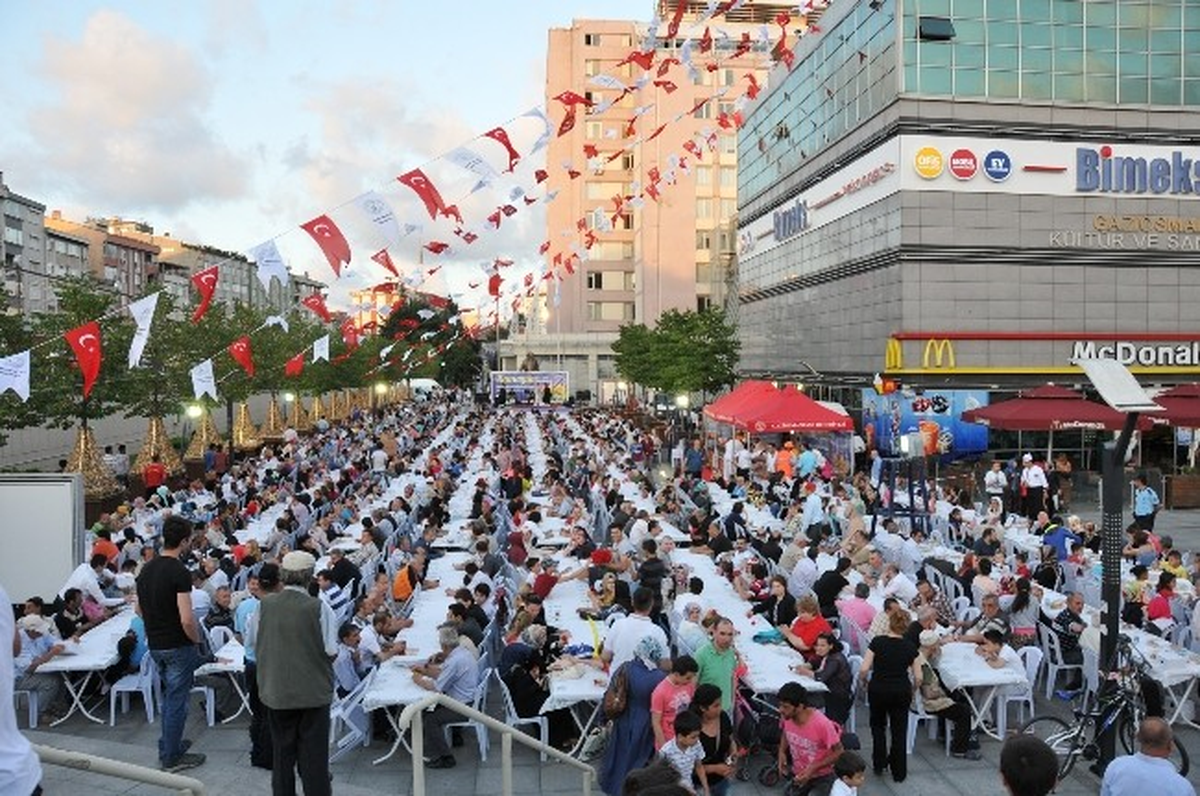 Gaziosmanpaşa\'da İlk İftar Binlerce Kişiyi Biraraya Getirdi