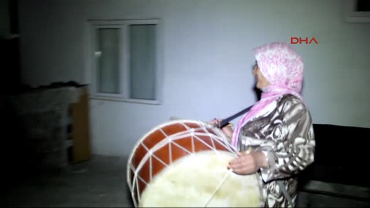 Gönüllü Ramazan Davulcusu Kadın