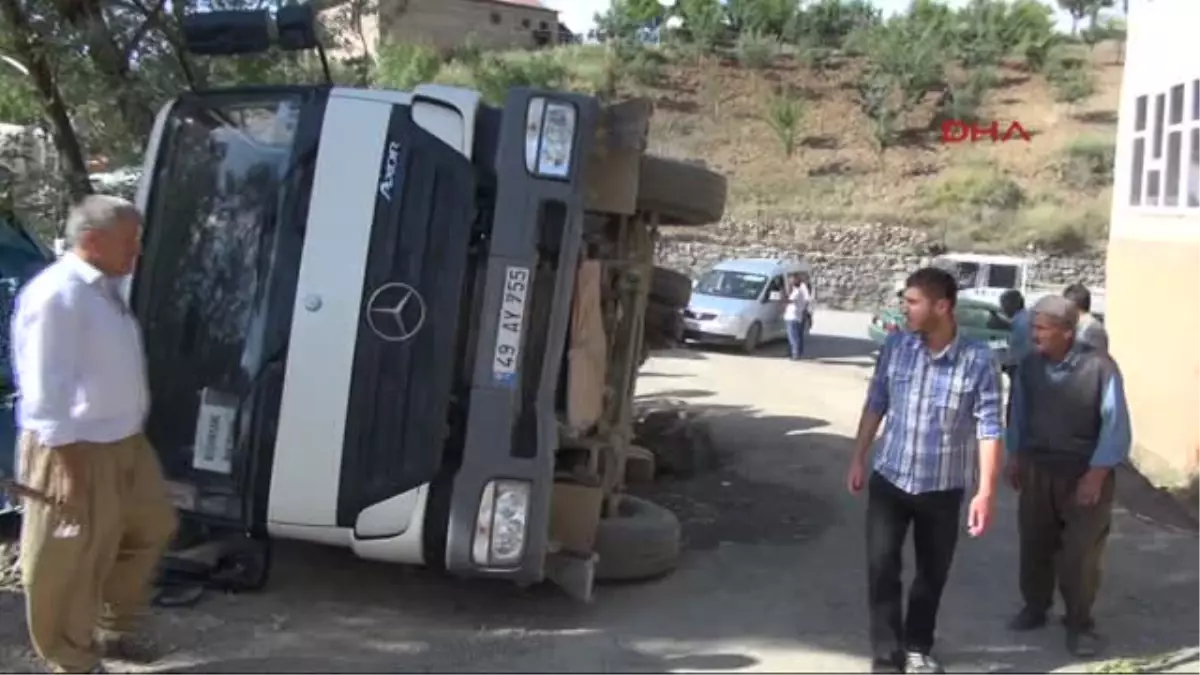 Hakkari\'de Mahalle Yolunun Çökmesi Sonucu Beton Mikseri, Bir Evin Önündeki Barakanın Üzerine...