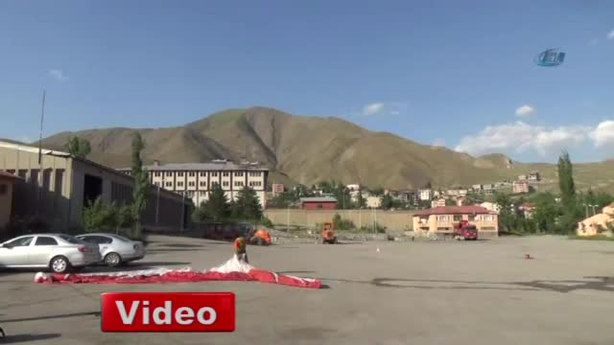 Hakkari\'de Yamaç Paraşütü Heyecanı
