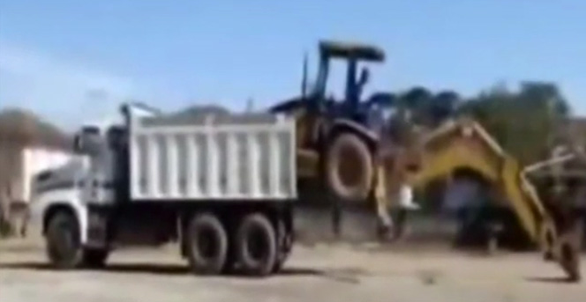 İş Makinesini Kamyona Yükleme Tekniği Şaşırttı