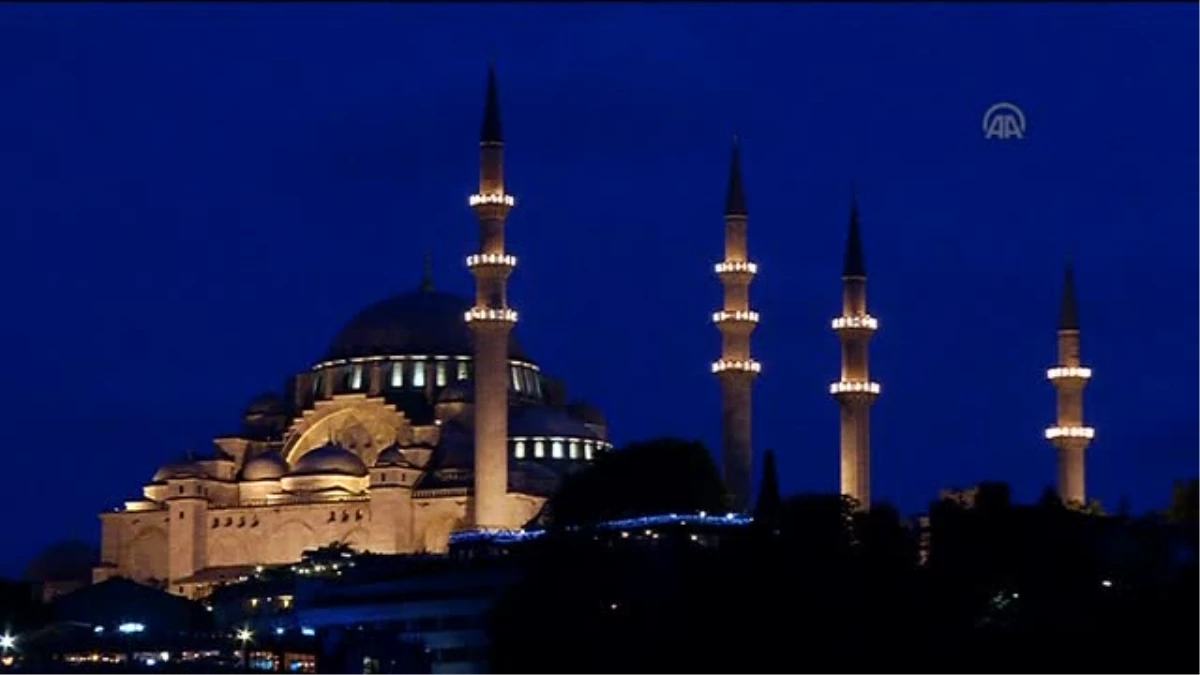 İstanbul\'da Ramazan Ayının İlk Teravih Namazı Kılındı