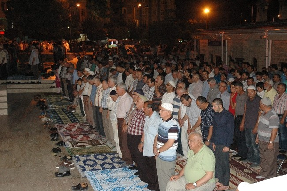 Karaman\'da İlk Teravi Namazı Kılındı