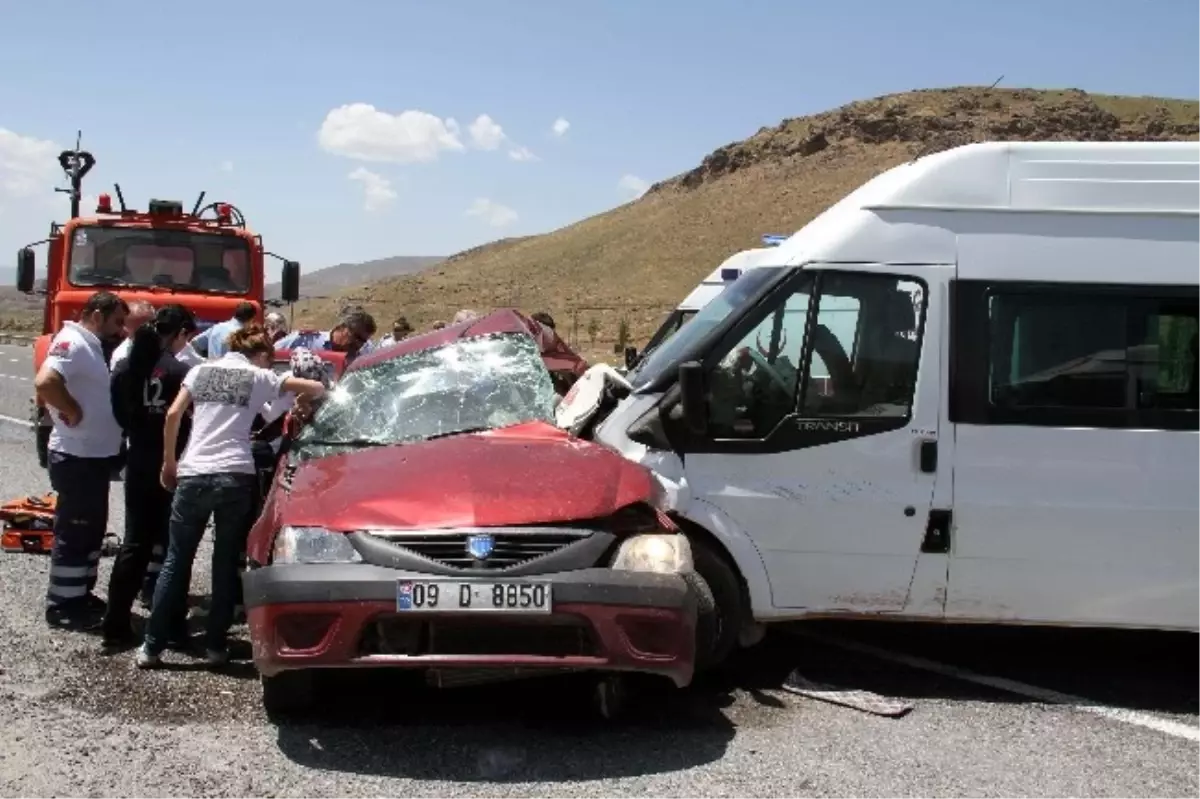 Muradiye\'de Minibüsle Otomobil Çarpıştı: 2 Ölü, 1 Yaralı