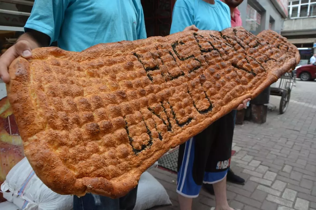 Ordu\'da, 2 Metre 17 Santimlik Ramazan Pidesi