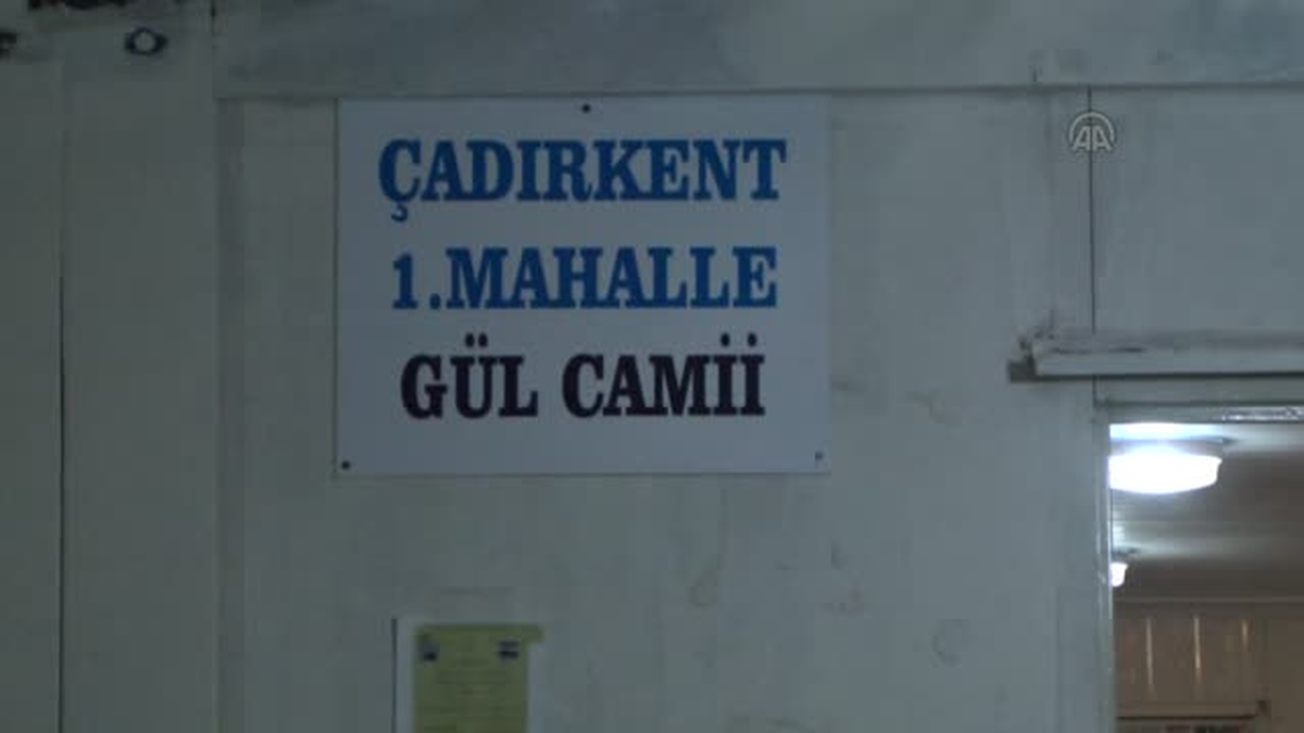 Suriyeli sığınmacıların ilk teravih namazı -
