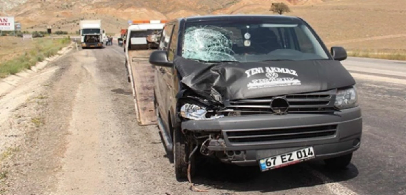 Tır Şoförlerine Minibüs Çarptı: 1 Ölü, 1 Yaralı