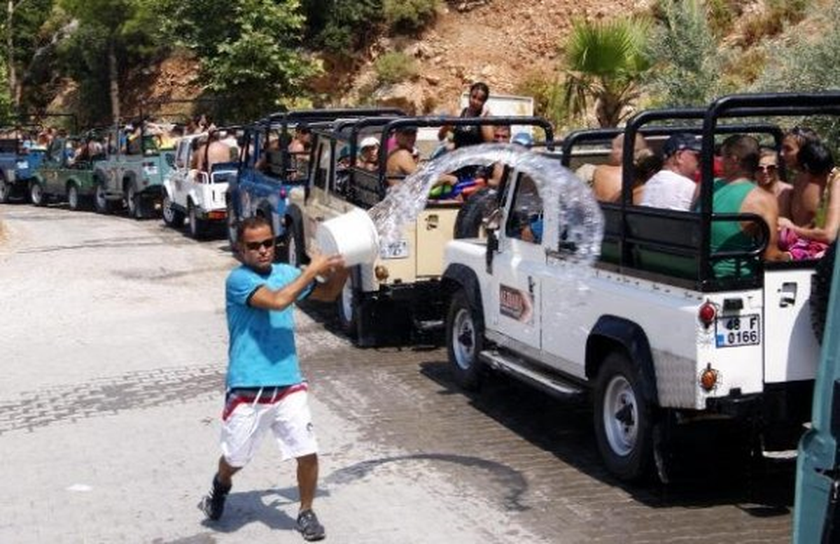 Turistlerin Serinleme Kuyruğu