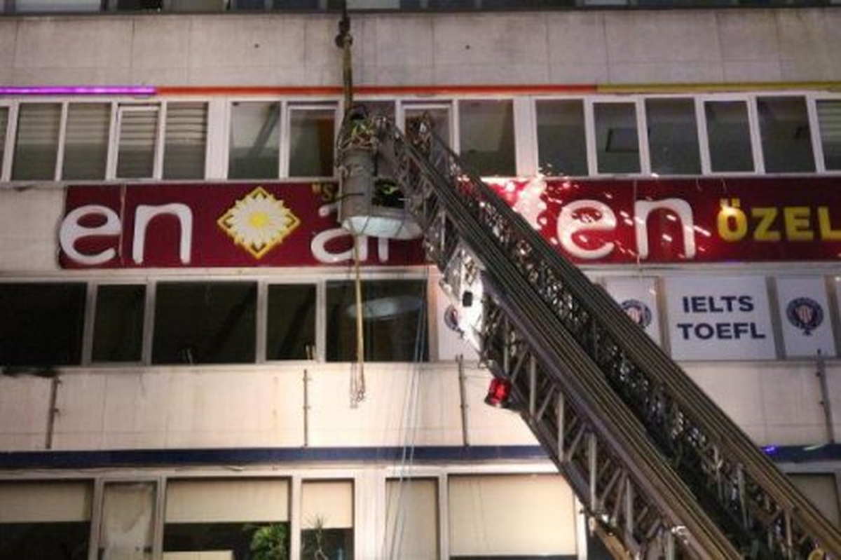 Zabıta Ekipleri Tabela Operasyonuna Devam Etti