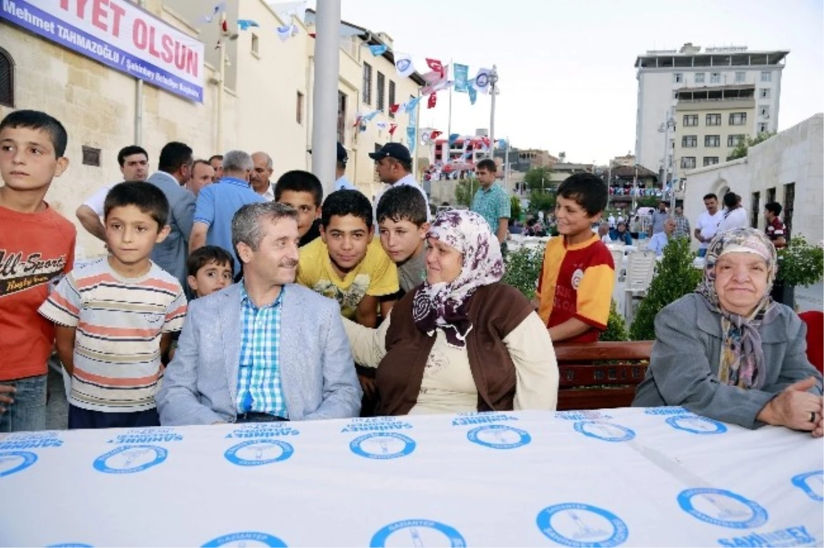 Başkan Tahmazoğlu İftar Çadırında Yemek Dağıttı