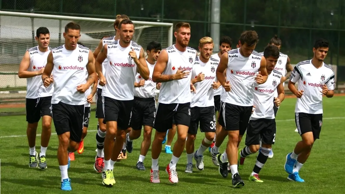 Beşiktaşlı Futbolcu Taraftarla Küfürleşti