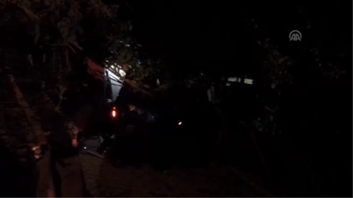 Bilecik\'te otomobil evin bahçesine devrildi: 2 yaralı