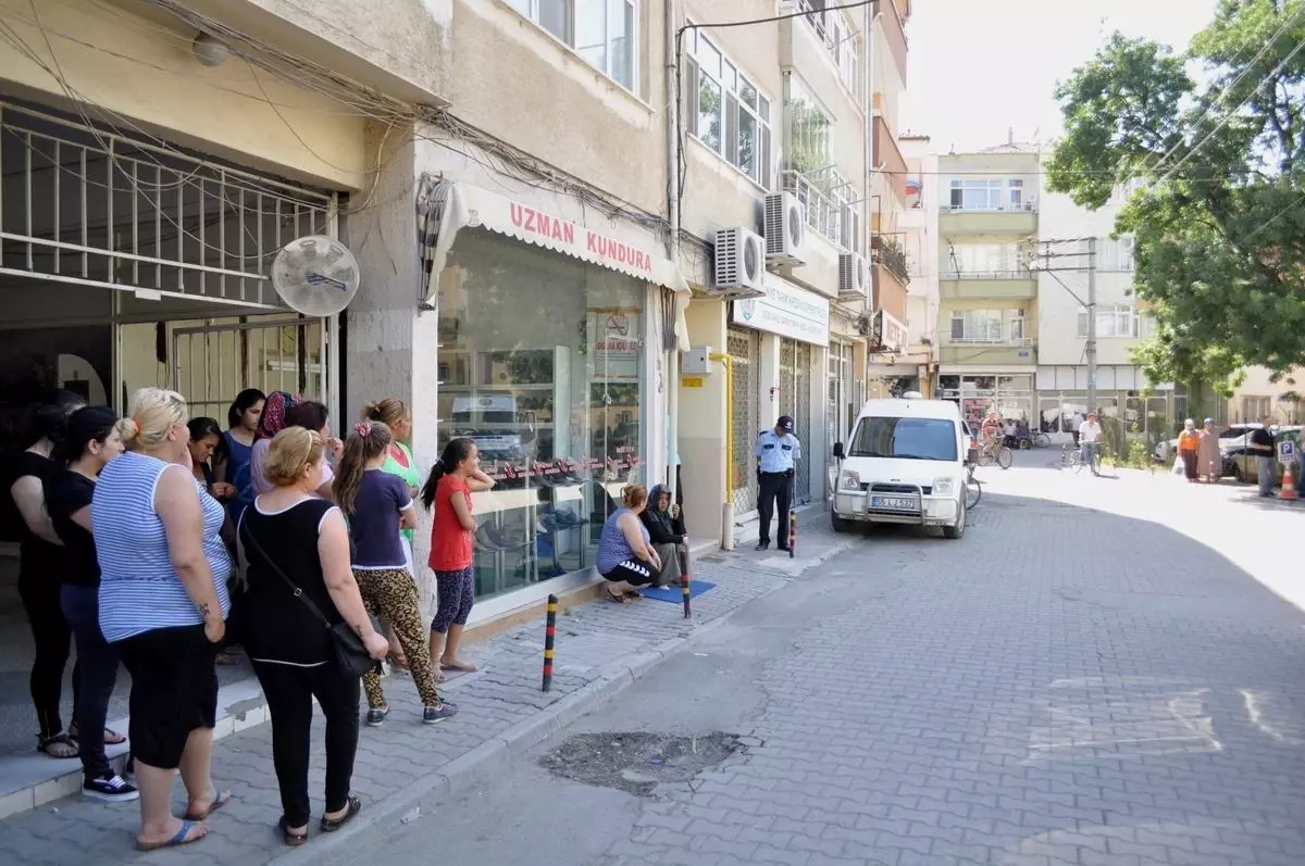 Boşanmak Üzere Olduğu Eşini Çocuklarının Önünde Öldürdü