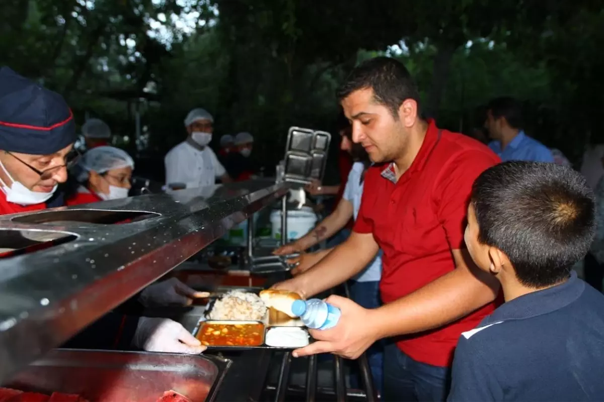 Büyükşehir, Günde 5 Bin Kişiye İftar Veriyor