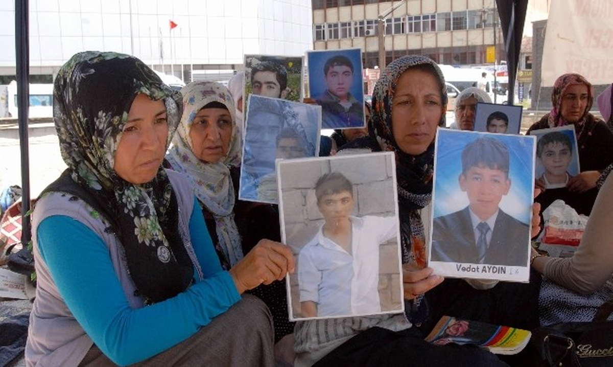 Diyarbakır\'da Annelerin Oturma Eylemi Sürüyor