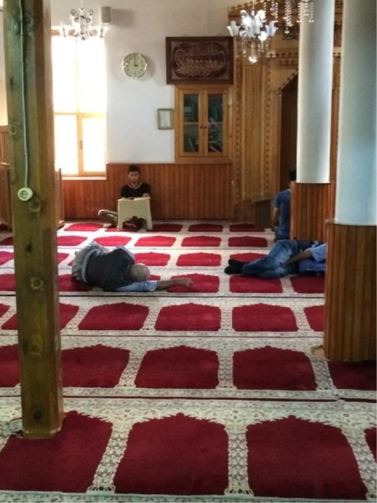 Ergani\'de Vatandaşlar İftara Kadar Camide Yatıyor