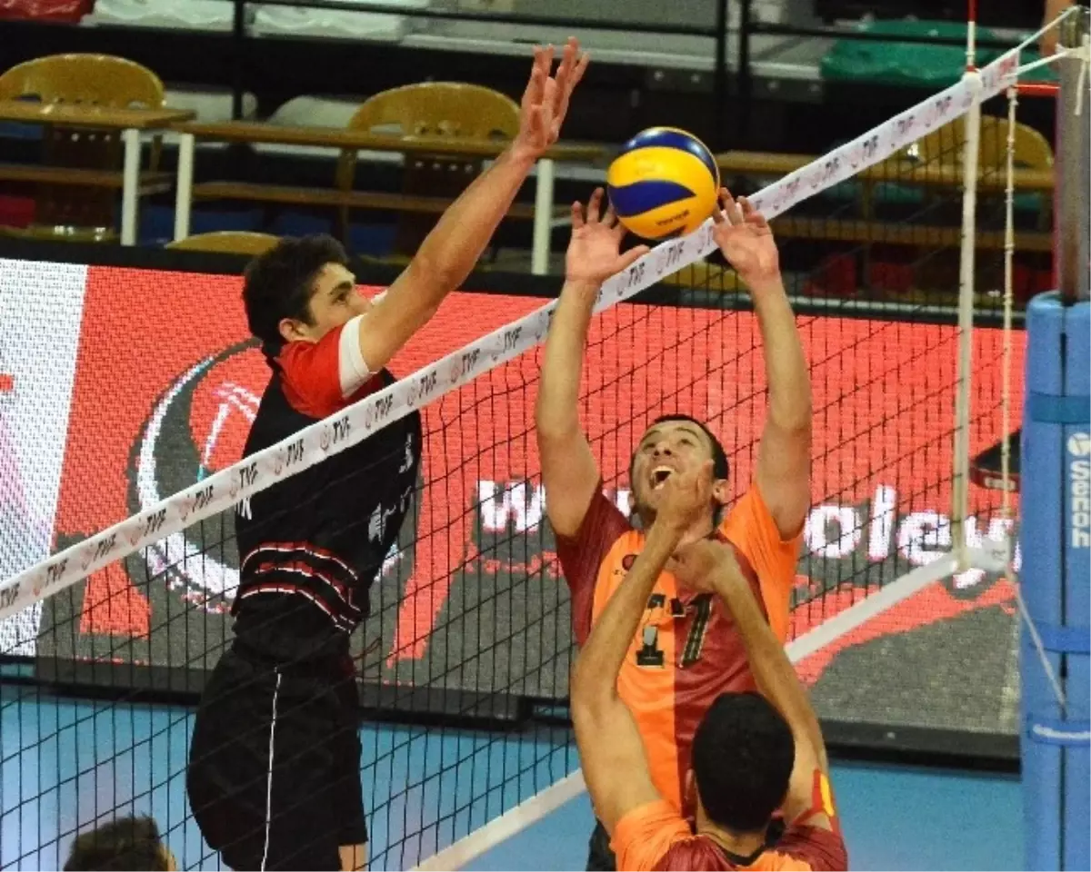 Genç Erkekler Türkiye Voleybol Şampiyonası\'nda, Halkbank Finalde