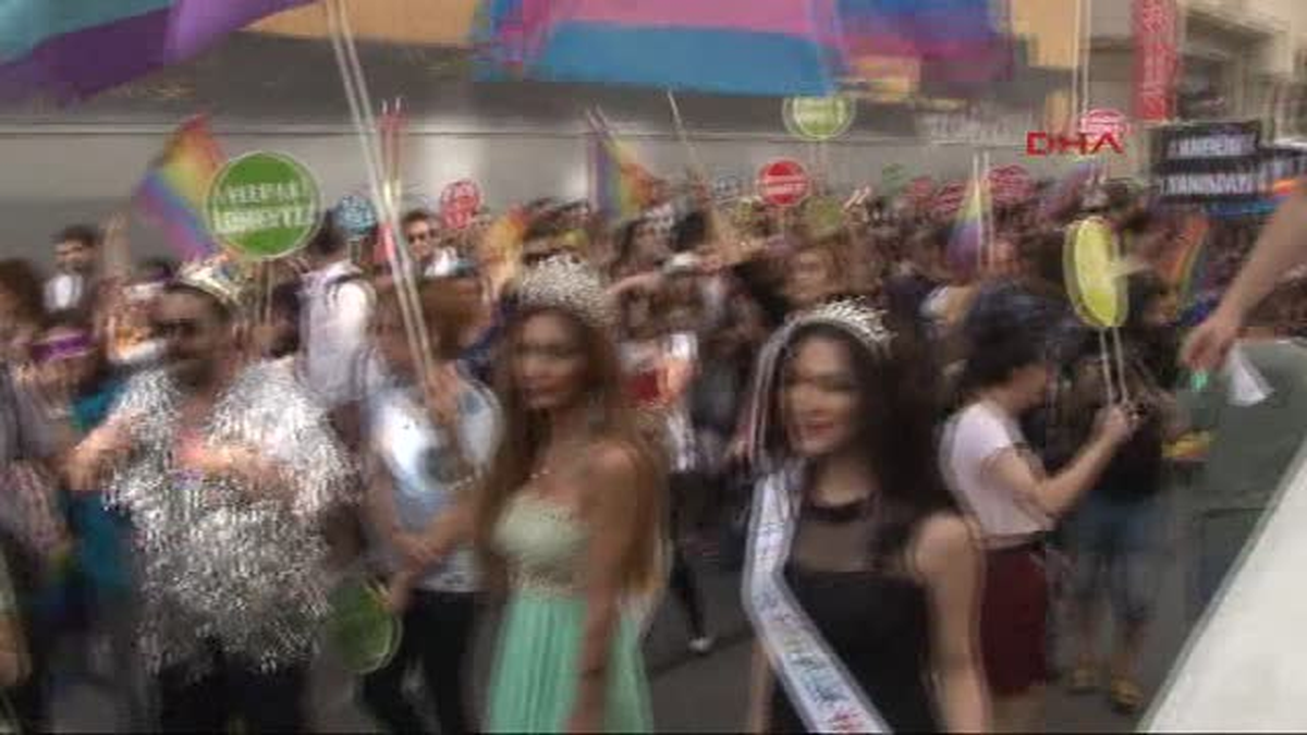İstiklal Caddesi\'nde Renkli Lgbti Yürüyüşü
