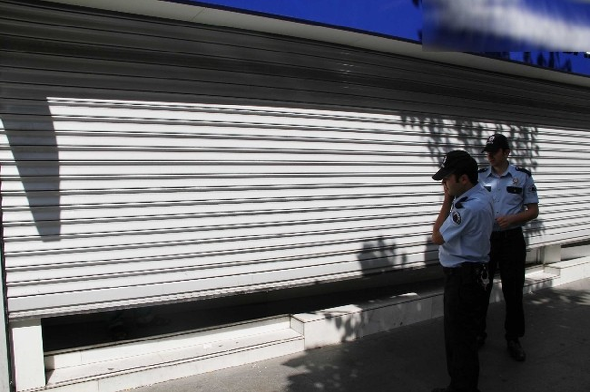 Kepenkler Üzerine Kapanınca Bankada Mahsur Kaldı