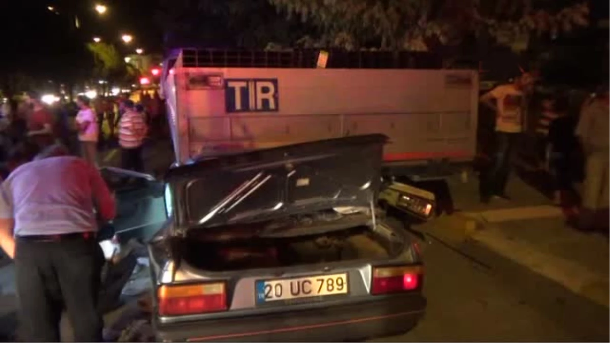 Otomobil Park Halindeki TIR\'ın Altına Girdi: 2 Ölü, 1 Yaralı