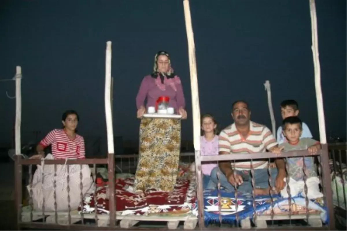 Sıcaklar Nedeniyle Halk Damlarda Yatıyor