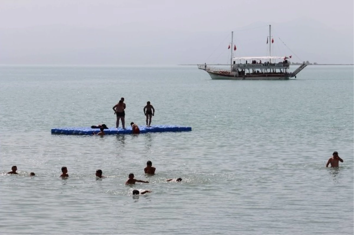 Sıcaktan Bunalan Çocuklar Göl Sularında Serinliyor