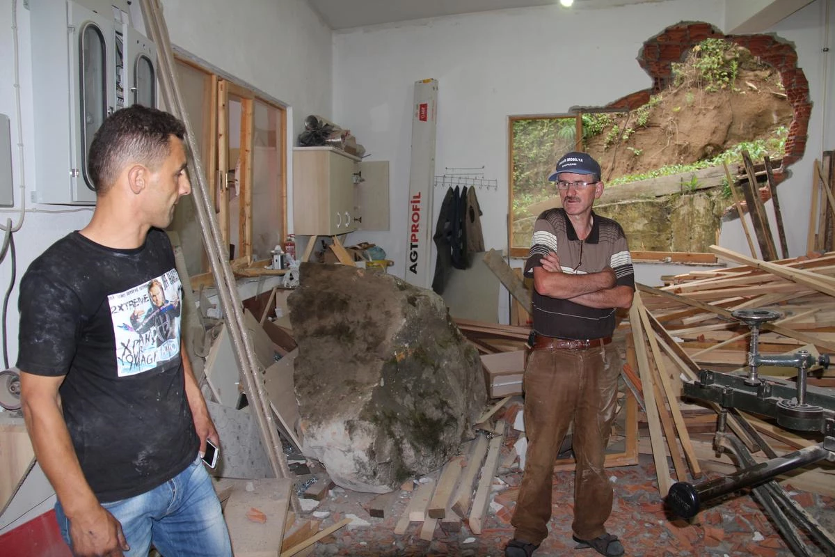 Trabzon\'da Yamaçtan Kopan Kaya, Atölyenin Duvarını Kırıp İçeri Girdi