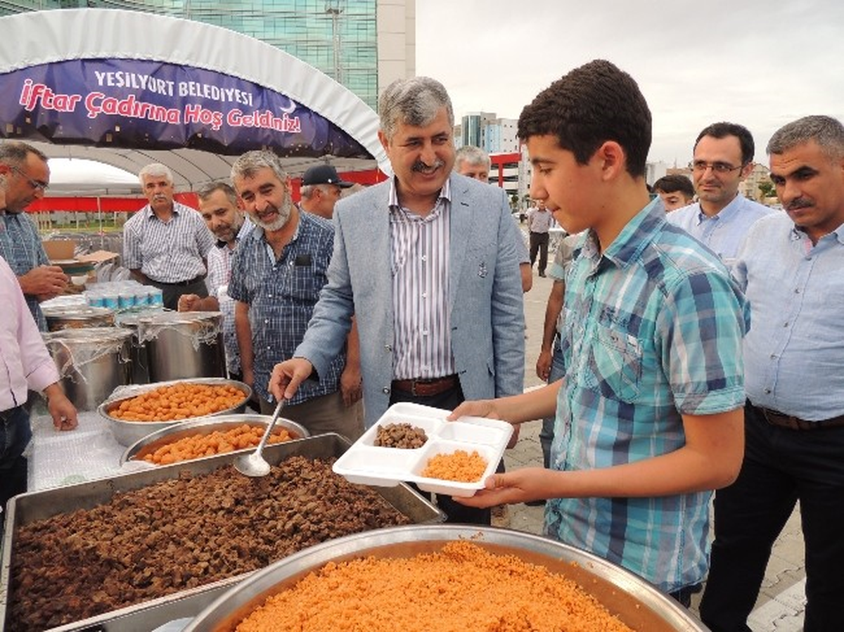 Yeşilyurt Belediyesi, Devlet Hastanesi Bahçesinde İftar Çadırı Açtı