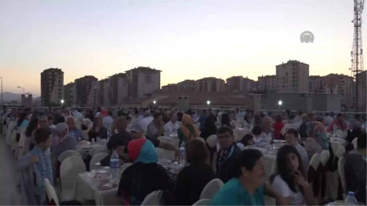 Yıldız, şehit aileleri ve gazilerle iftarda bir araya geldi -