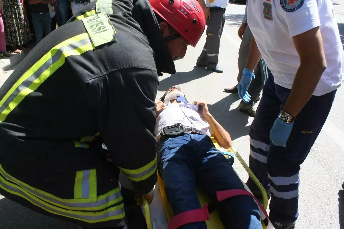 Ağaca Çarpan Otomobil İkiye Katlandı