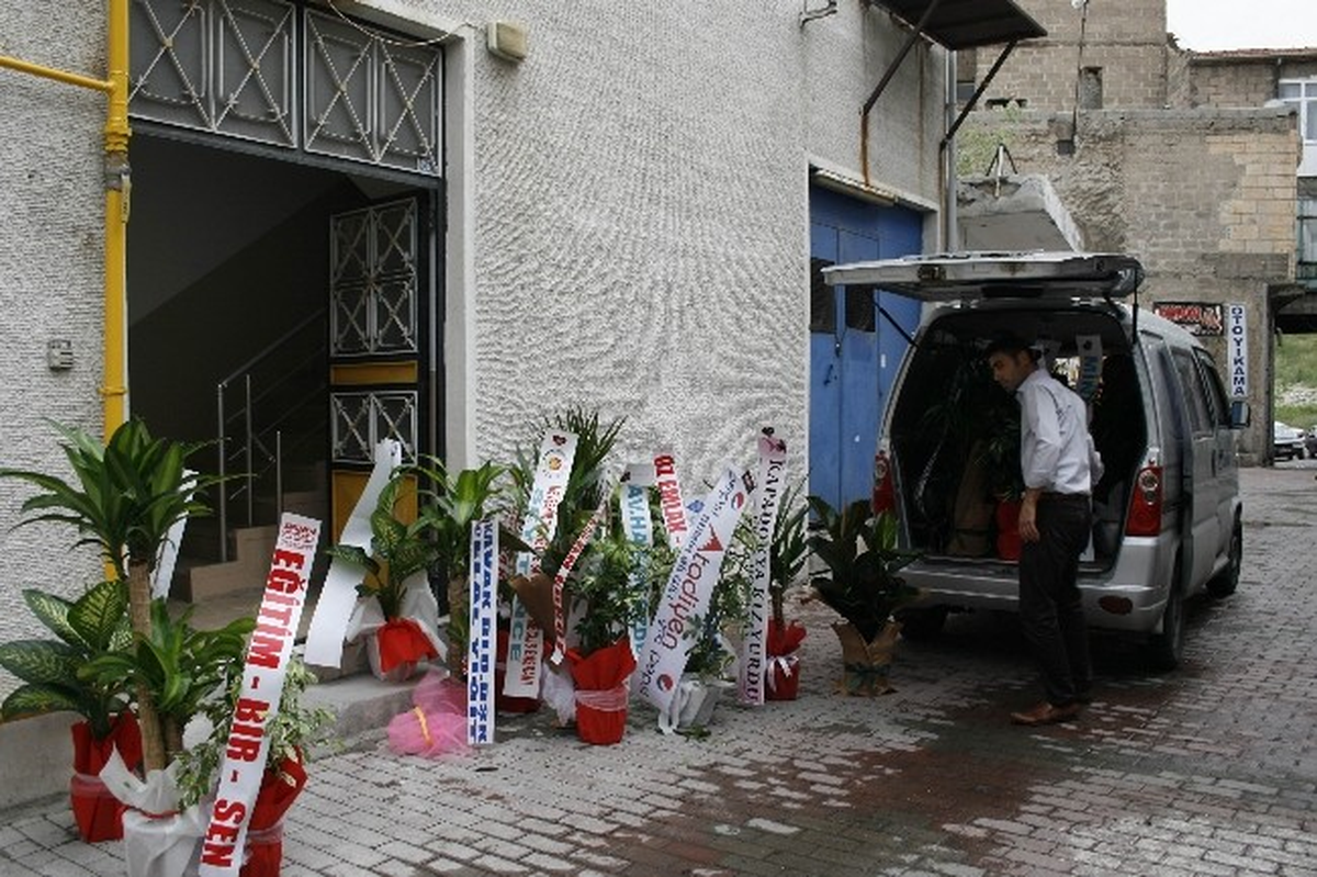 AK Parti İl Başkanı Tanrıver, Kendisine Gönderilen Çiçekleri İhh\'ya Bağışladı