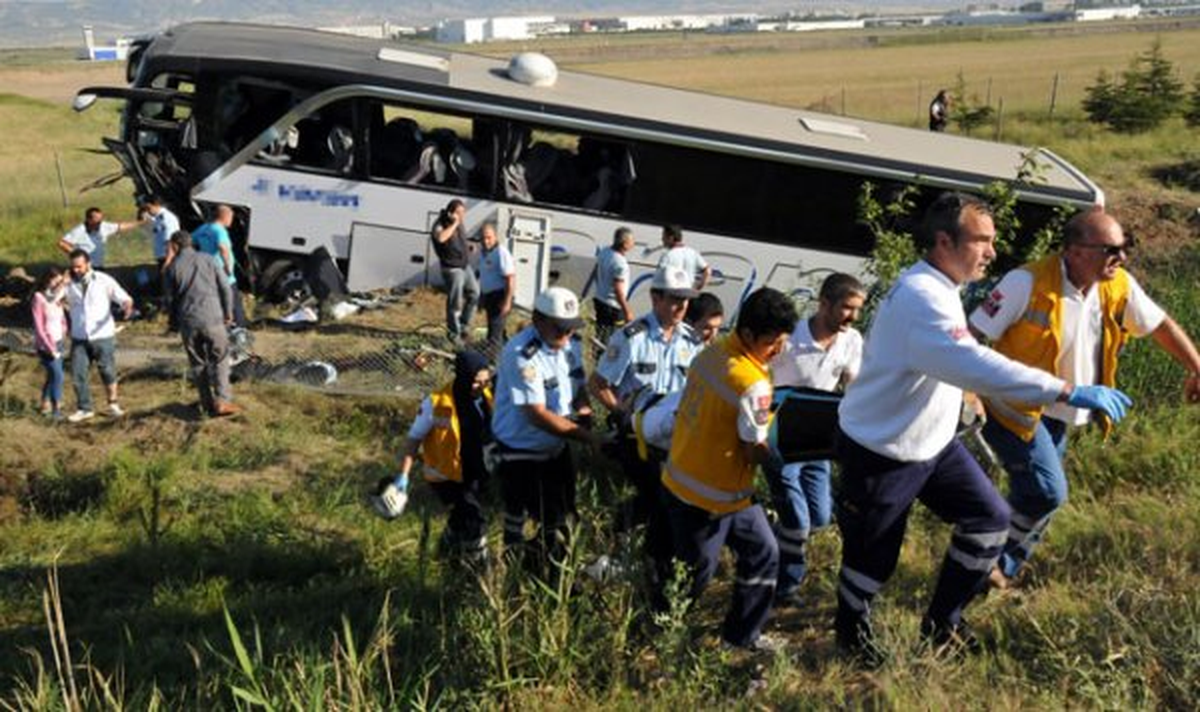 Ankara\'da Otobüs Şarampole Yuvarlandı: 1 Ölü, 27 Yaralı