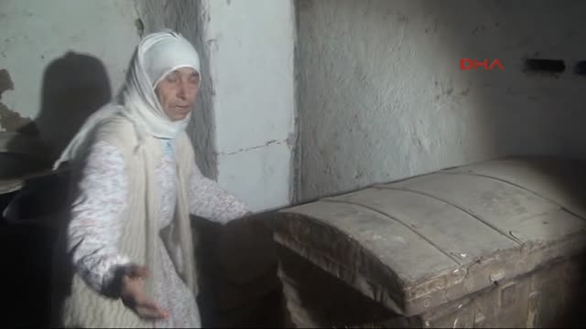 Yaşlı Kadın Evine Giren Hırsızları Döverek Engelledi (2)