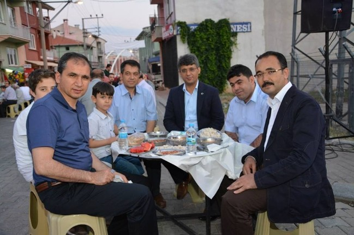 Başkan Cahan, Sokaklarda Vatandaşlarla İftar Yapıyor