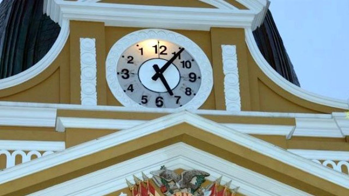 Bolivya Meclis Binasında Ters Çalışan Saat