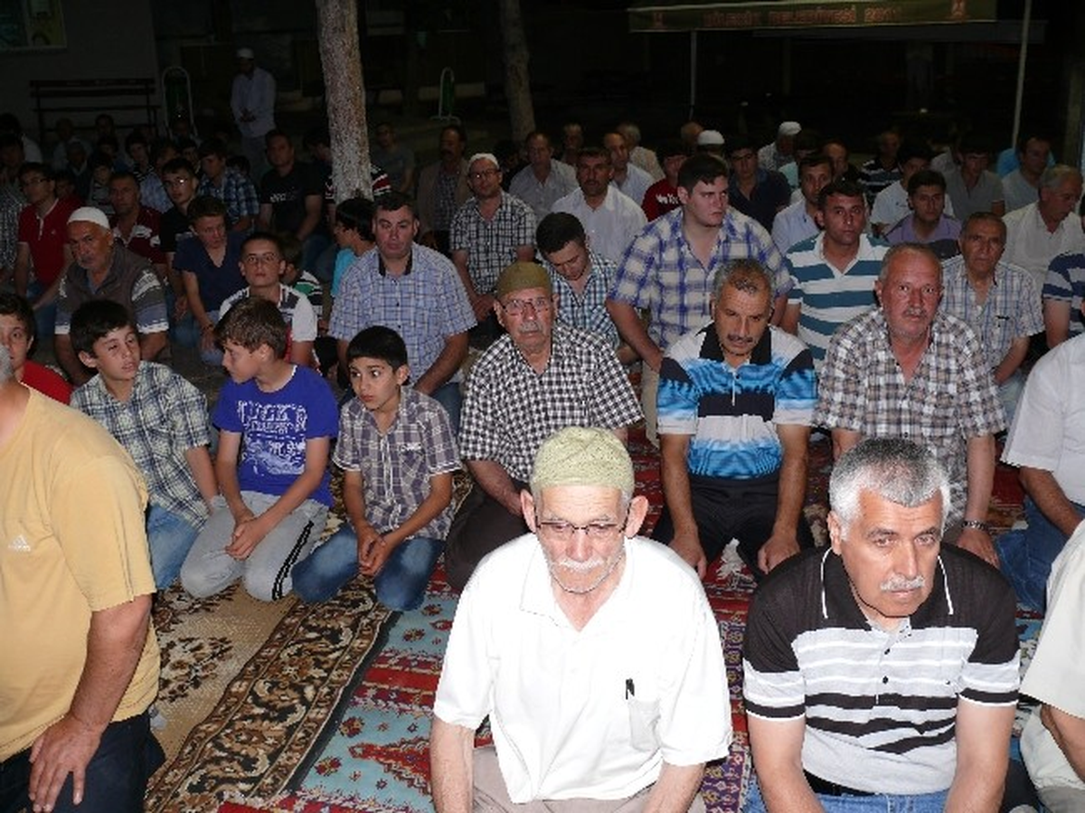 Cami Bahçesinde Teravih Namazı