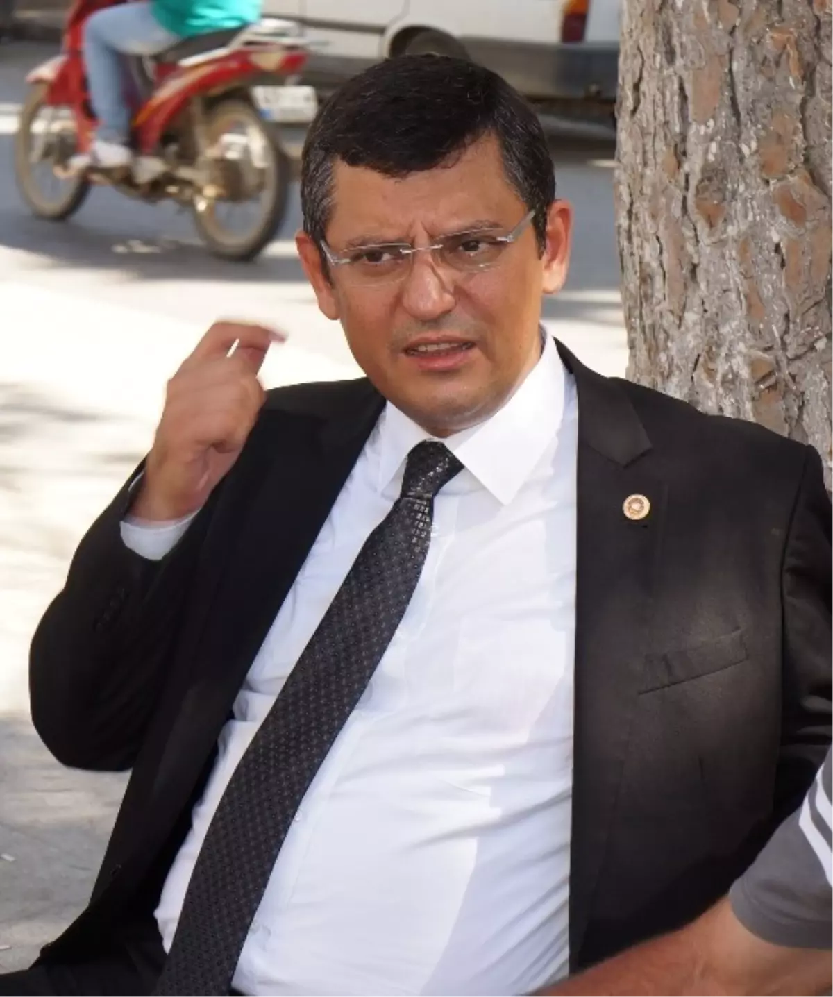 CHP'li Özel, Tazminatlarını Alamayan İşçilerin Sesi Oldu
