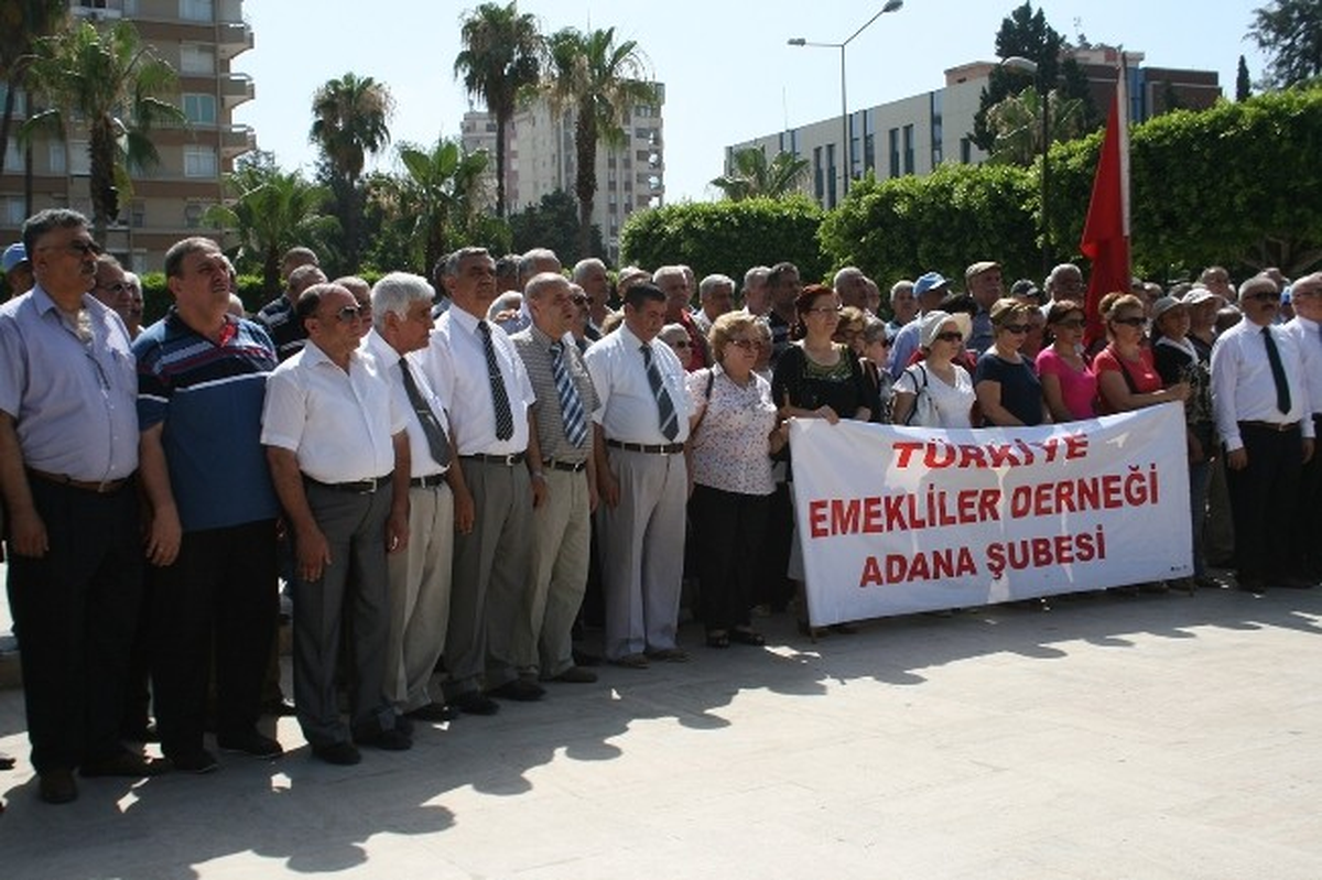 Emeklilerden Sıcak Kutlama