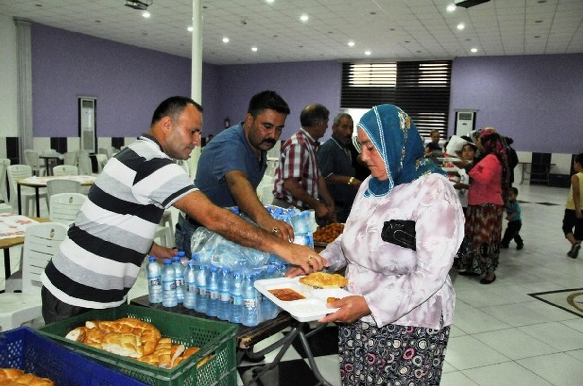 Erdemli Belediyesi\'nin İftar Çadırında Bin 500 Kişilik İftar Yemeği Veriliyor