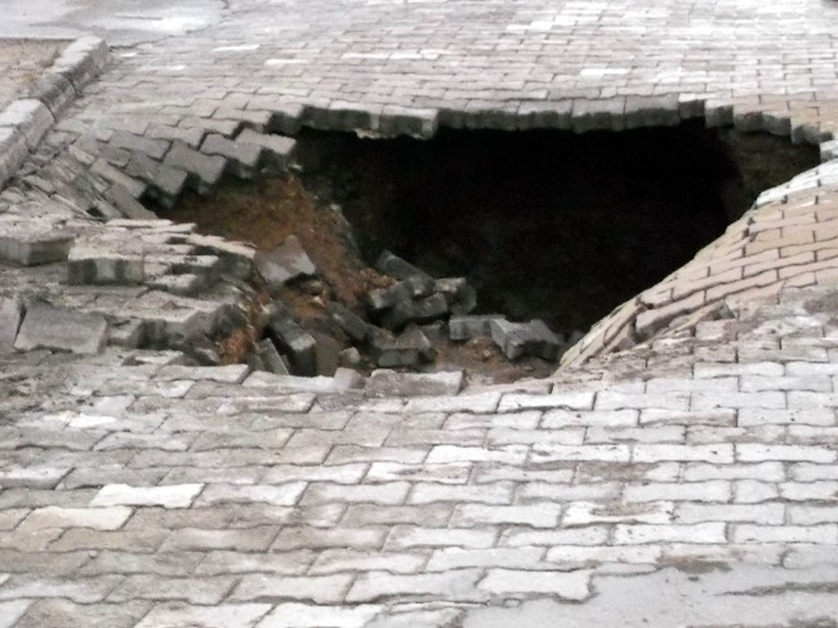 Ereğli\'de Su Borusu Patladı Yol Çöktü
