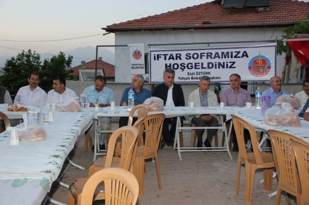 Yahyalı Belediyesi\'nin İftar Sofrası Doldu Taştı
