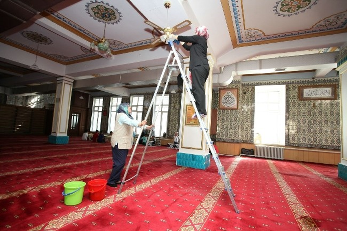 Her Gün Bir Camide Temizlik